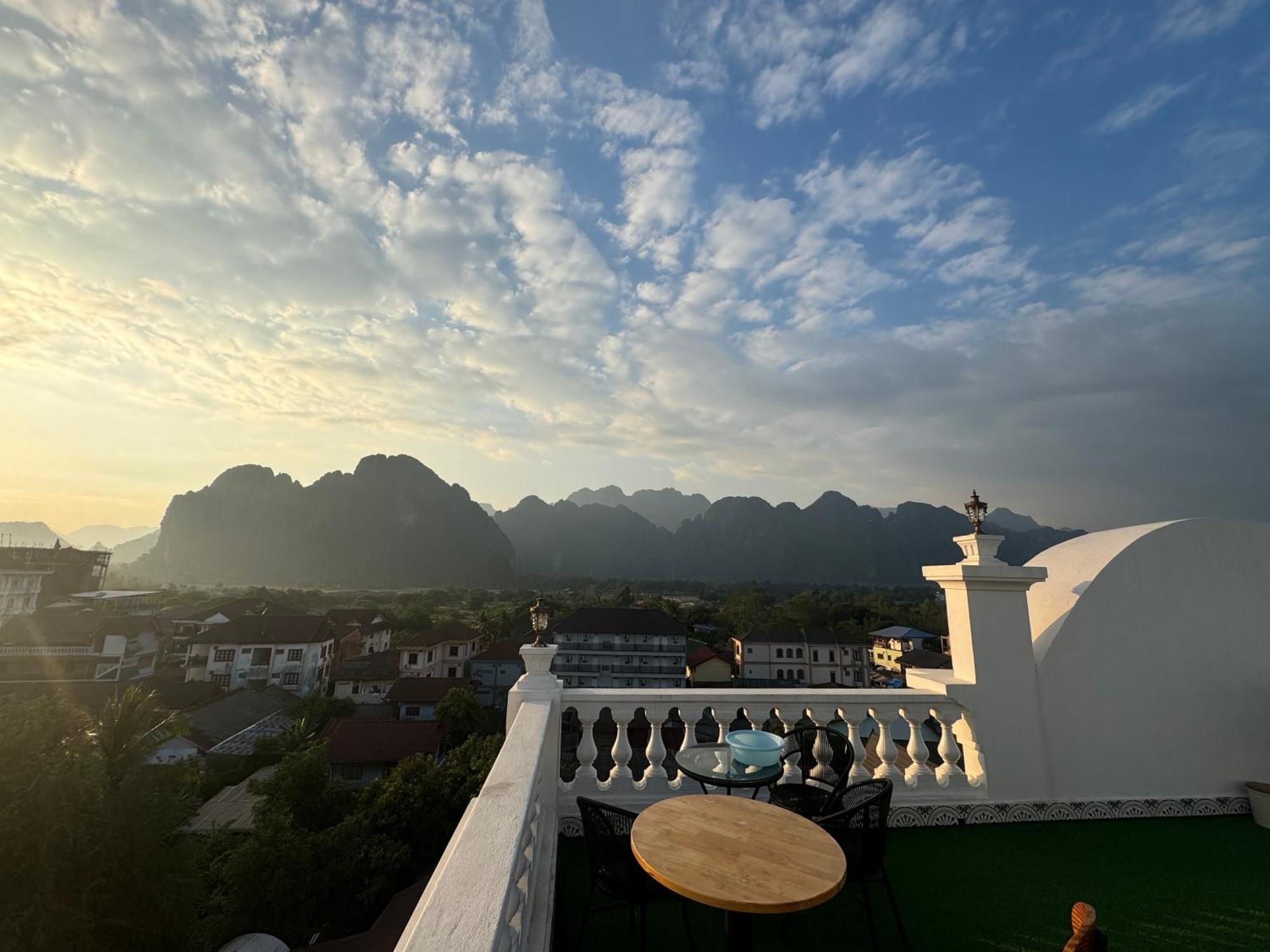 Sky Hotel Vang Vieng Eksteriør bilde