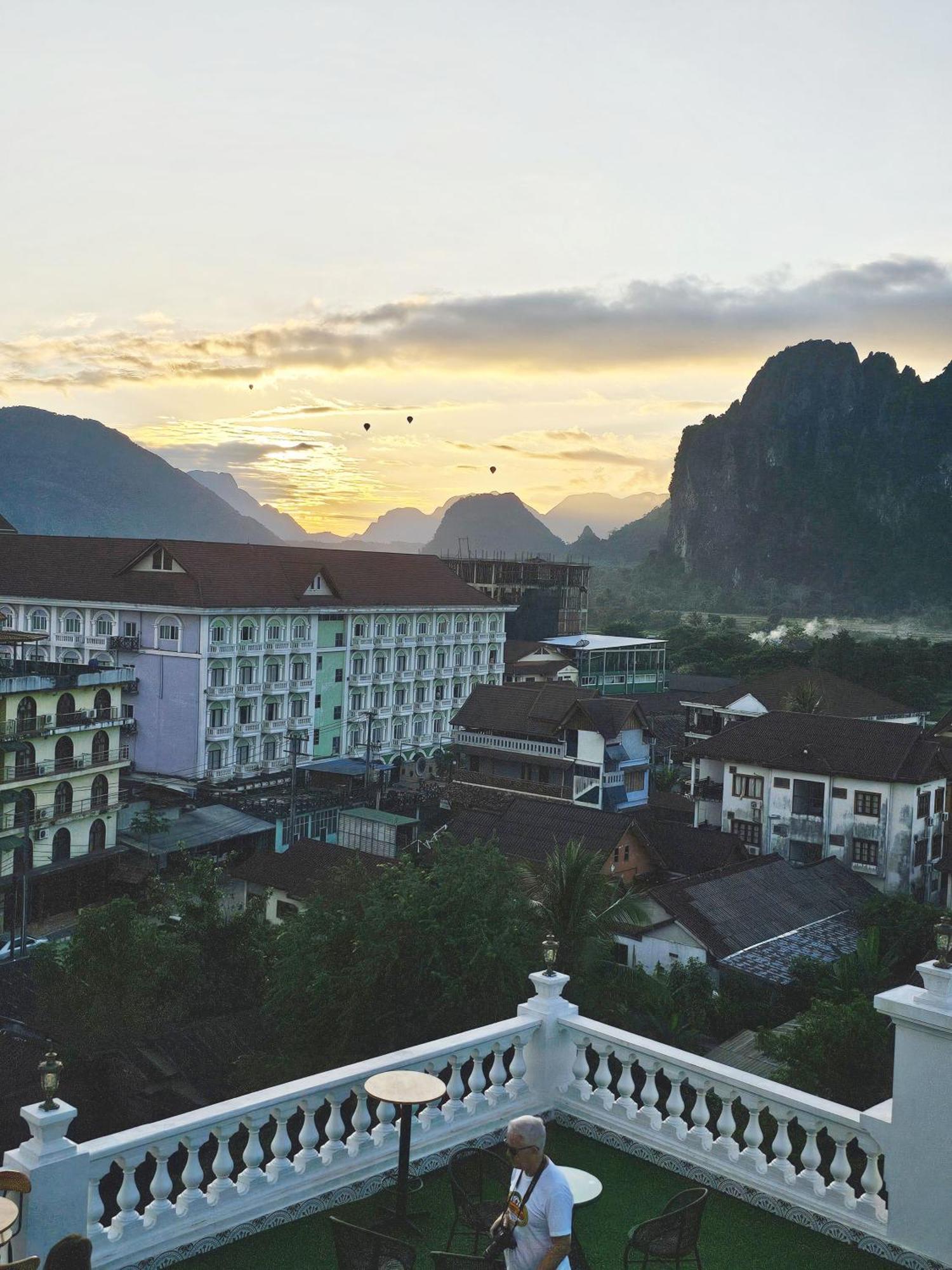 Sky Hotel Vang Vieng Eksteriør bilde